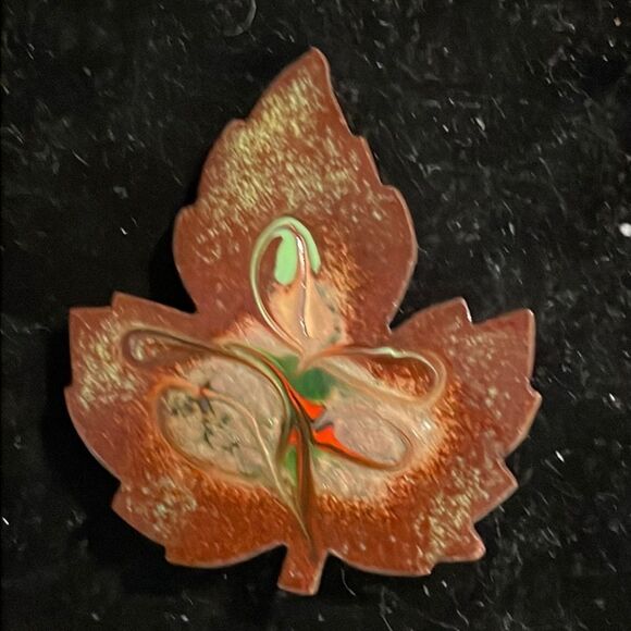 Vintage-1950s-2” red male leaf shaped brooch w/enamel design on front - Picture 1 of 13